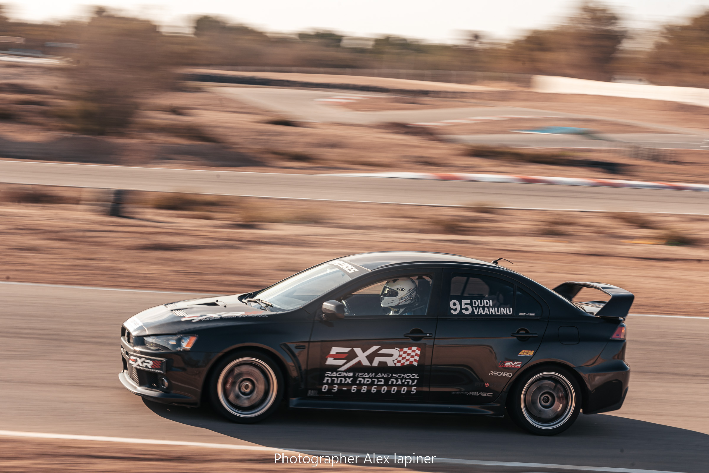 מיצובישי EVO X של EXR — צילום צד הממחיש את הקווים האגרסיביים והאופי הספורטיבי של הרכב